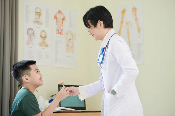 Лікар лікує маленького хлопчика в лікарні — стокове фото
