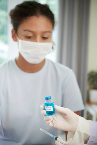 Doctor taking a vaccination to the girl — Stock Photo, Image
