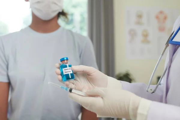 Лікар приймає вакцину для пацієнта в лікарні — стокове фото
