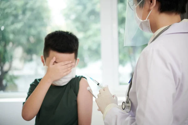 Bang kind dat een vaccinatie in het ziekenhuis geeft — Stockfoto