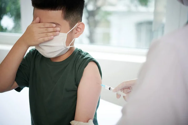 Kind hat Angst vor Spritze durch Arzt — Stockfoto