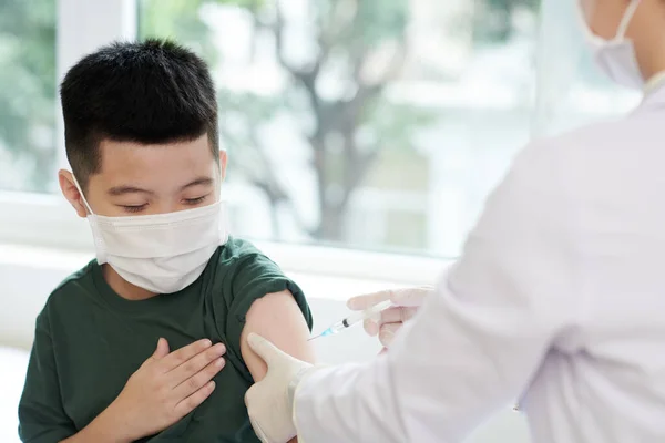 Niño vacunado con covid — Foto de Stock