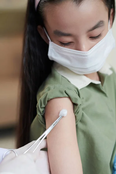 Liten flicka att få vaccin från covid — Stockfoto
