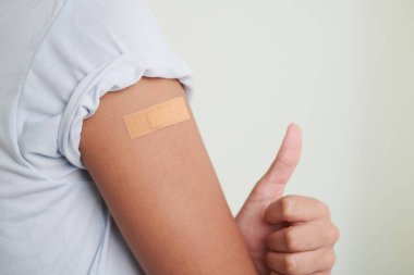 Kız hastalıktan aşı oluyor.