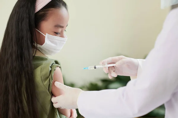 Verpleegster geeft het Covid-19 vaccin aan het meisje — Stockfoto