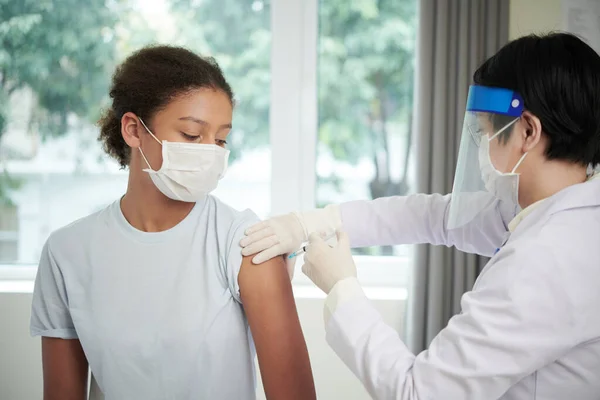 Młoda dziewczyna otrzymujących szczepienie w szpitalu — Zdjęcie stockowe
