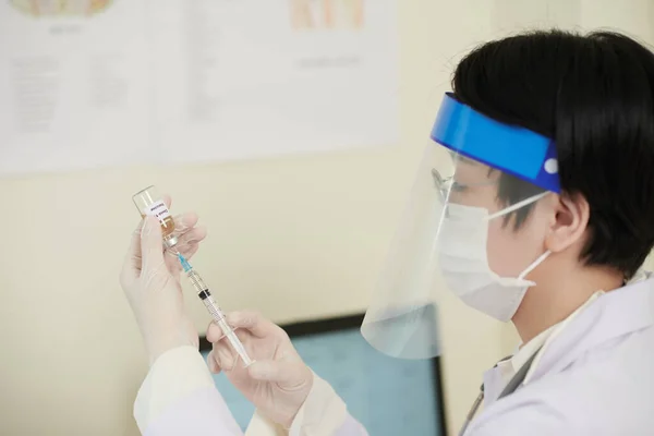 Lékař připravuje vakcínu ve stříkačce — Stock fotografie
