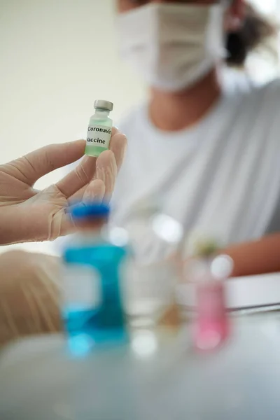 Médecin suggérant la vaccination du covidé — Photo