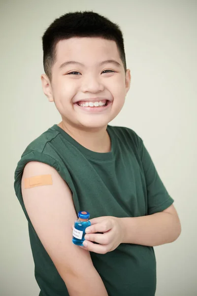 アジアの少年が予防接種を受ける — ストック写真
