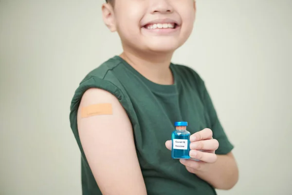 子供は病気で予防接種を受けています — ストック写真