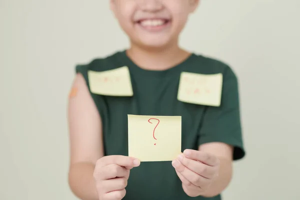 Kleiner Junge, der eine Frage für dich hat — Stockfoto