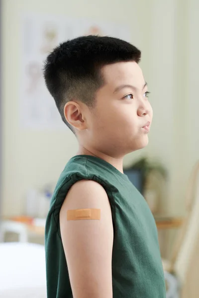 アジア系の少年がワクチンを — ストック写真