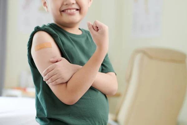 Храбрый мальчик, получающий вакцинацию — стоковое фото