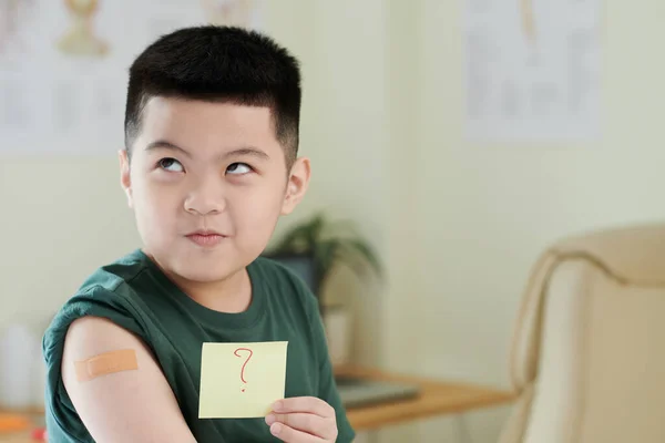 Niño vacunado o no — Foto de Stock