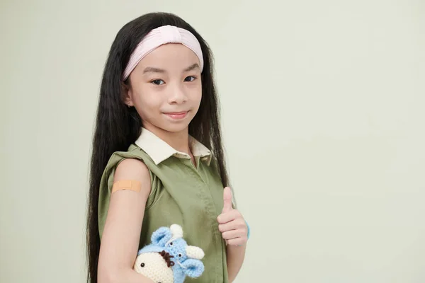 Ασιατικό κοριτσάκι κάνει εμβολιασμό — Φωτογραφία Αρχείου