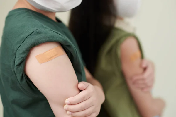 Kinderen die in het ziekenhuis worden geïnjecteerd — Stockfoto