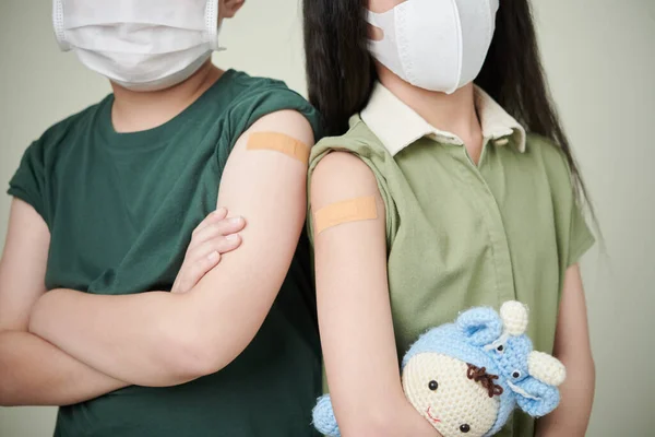 마스크를 쓴 어린이들 이 백신을 접종받다 — 스톡 사진