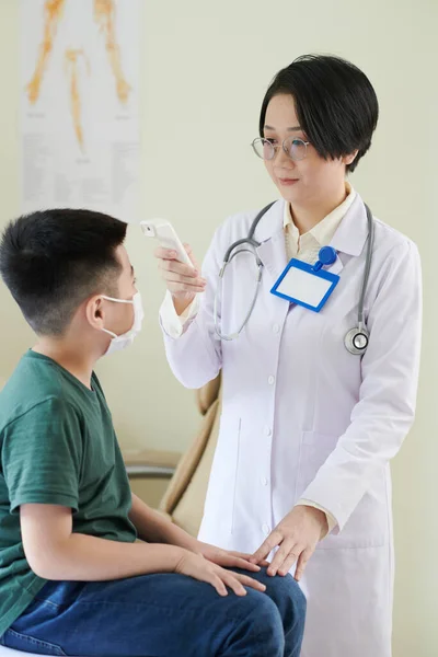 Examen médico del paciente en el hospital —  Fotos de Stock