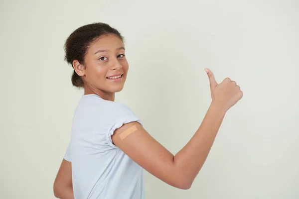 Teenagermädchen glücklich mit Impfung — Stockfoto