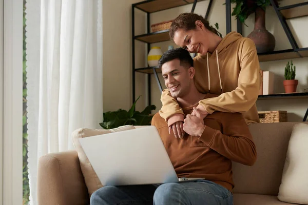 Pasangan bahagia menggunakan laptop di rumah — Stok Foto