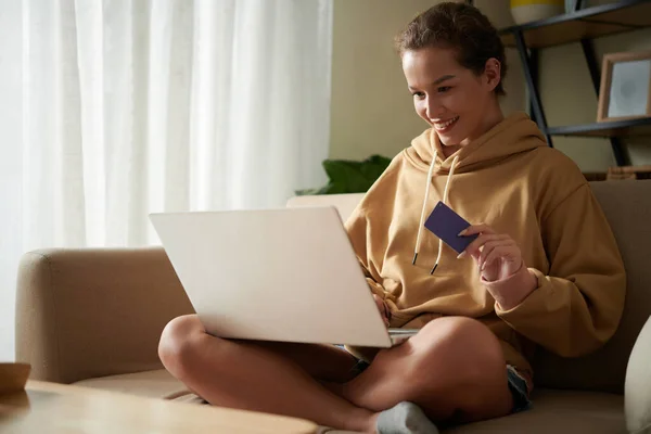 Vrouw doet online winkelen thuis — Stockfoto