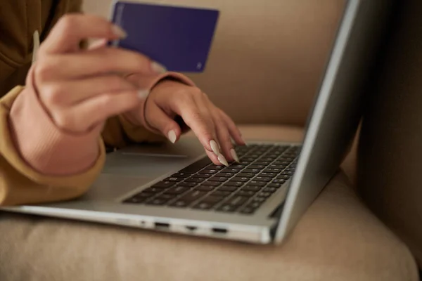 Mujer pagando facturas en línea — Foto de Stock