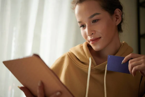 Vrouw die tablet pc gebruikt om online te winkelen — Stockfoto