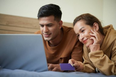 Çevrimiçi dağıtım hizmeti kullanan çift