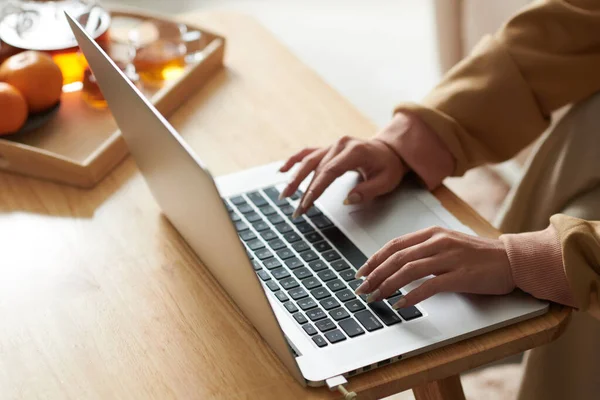 Woman working on laptop online — Stock Photo, Image