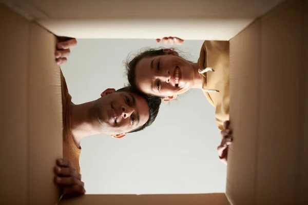 Couple looking inside the box — Stock Photo, Image