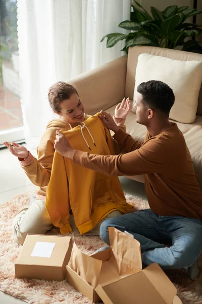 Vrouw bestelt de nieuwe hoody voor zichzelf — Stockfoto