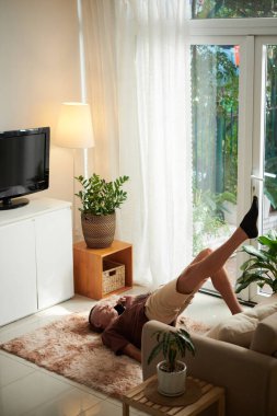 İşten sonra Erkek Bacaklarının Yükselmesi