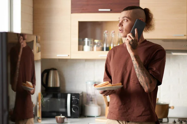 Mann telefoniert in Küche — Stockfoto