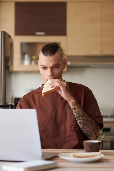 Man Reviewing Código de programação — Fotografia de Stock