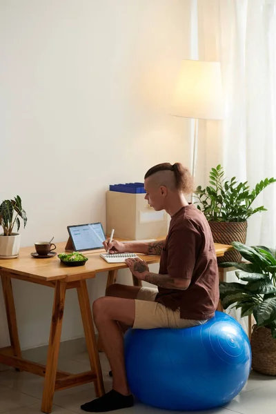 Diseñador de IU independiente Trabajando desde casa —  Fotos de Stock