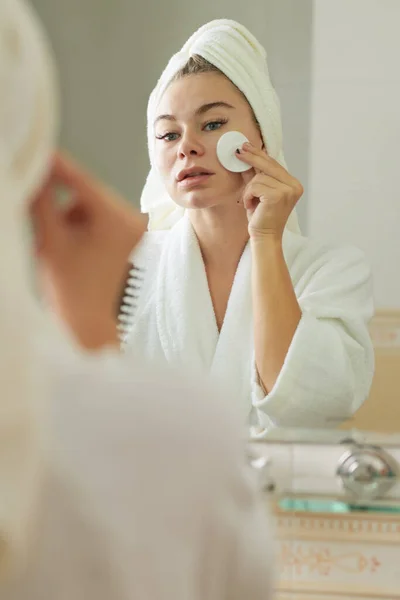 Mulher Aplicando Toner Rosto — Fotografia de Stock