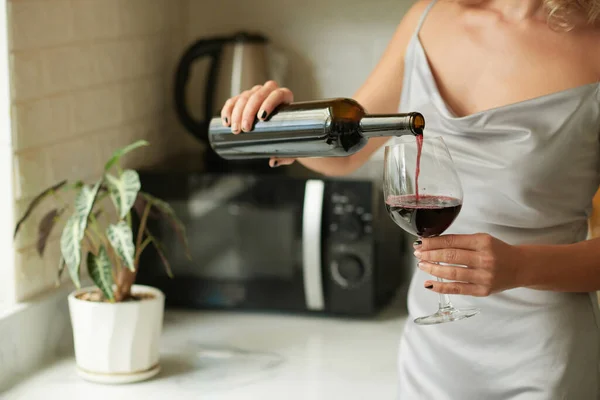 Mujer vertiendo un vaso de vino —  Fotos de Stock