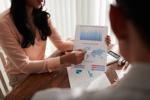 Manager übergibt Bericht an Abteilungsleiter — Stockfoto