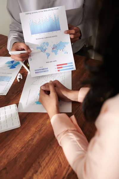 Collega 's bespreken prestaties van het bedrijf — Stockfoto