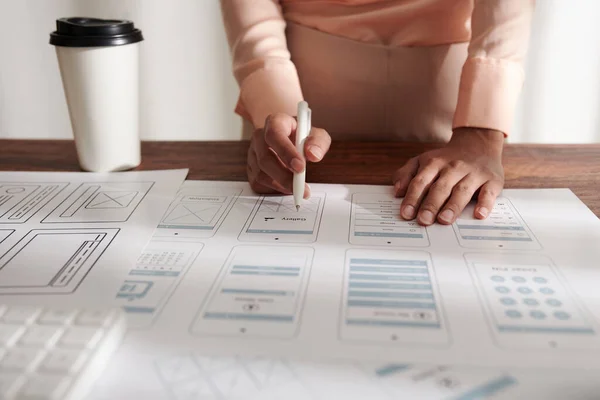 UX Designer Checking Layouts — Stockfoto