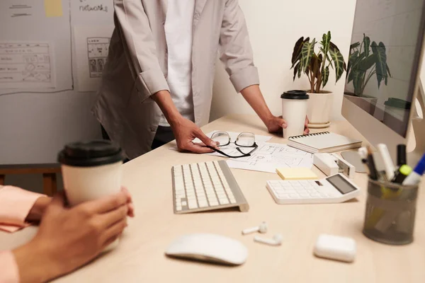 UI Designer Colocando café na mesa — Fotografia de Stock