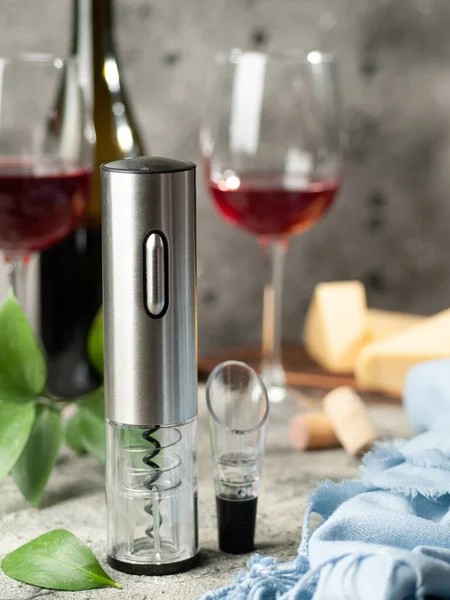 Elektrische Kurkentrekker Grijs Metaal Wijnbeluchter Achtergrond Glazen Met Wijn Kaas — Stockfoto