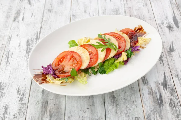 Salada Tomate Com Mussarela Fatiada Com Molho Pesto Azeitonas — Fotografia de Stock