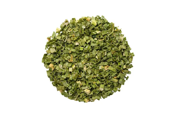 Kurutulmuş yeşil soğan, doğranmış. Yukarıdan bak. Beyaz arka plan. İzole edilmiş.