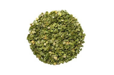 Kurutulmuş yeşil soğan, doğranmış. Yukarıdan bak. Beyaz arka plan. İzole edilmiş.