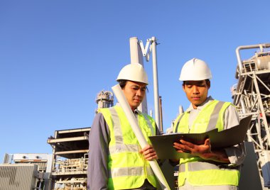 petrol rafinerisi iki mühendis