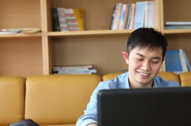 Üniversite öğrencisi ile laptop