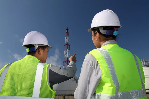 Engineer oil refinery — Stock Photo, Image