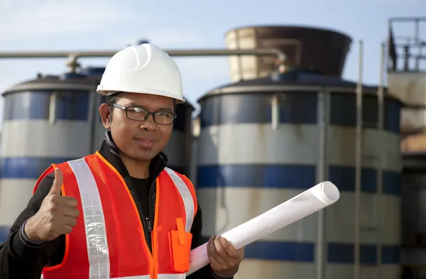Inženýr ropné rafinerie a skladovací nádrže — Stock fotografie