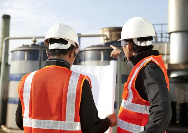 Deux ingénieurs industrie pétrolière — Photo